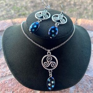Celtic knot set . Silver celtic knot triquetra trisquel necklace + earrings